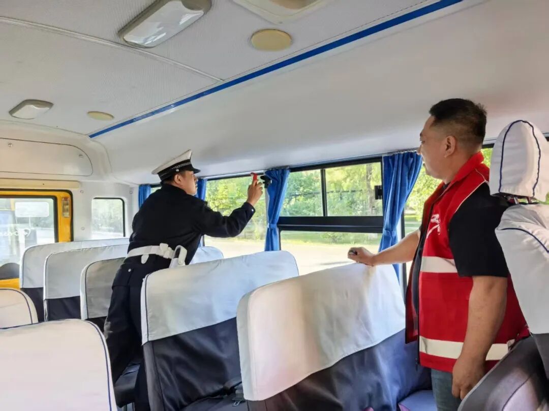 前進(jìn)大隊(duì)深入轄區(qū)校車企業(yè)開展安全檢查和宣傳教育丨交通秩序整治/ 前進(jìn)大隊(duì)深入轄區(qū)校車企業(yè)開展安全檢查和宣傳教育丨交通秩序整治