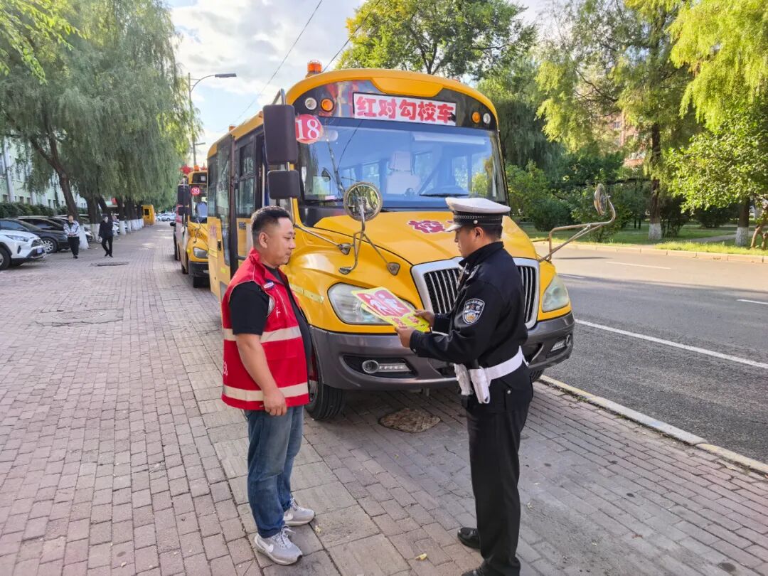 前進(jìn)大隊(duì)深入轄區(qū)校車企業(yè)開展安全檢查和宣傳教育丨交通秩序整治/ 前進(jìn)大隊(duì)深入轄區(qū)校車企業(yè)開展安全檢查和宣傳教育丨交通秩序整治