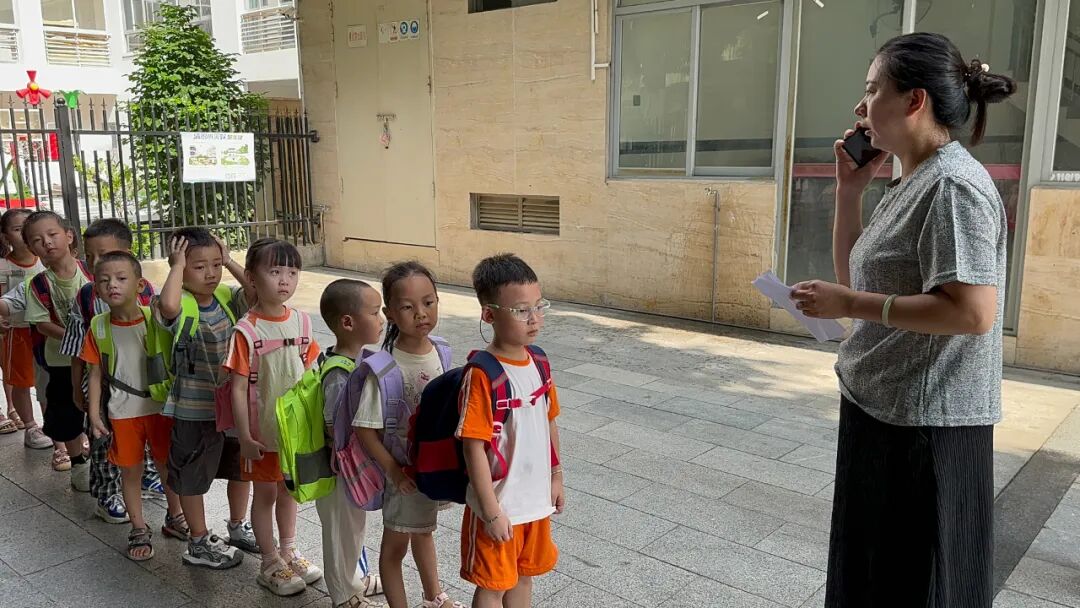 【平安校園】為愛護(hù)航，平安校車伴我行 ——石獅市恩啟頓幼兒園校車應(yīng)急疏散演練