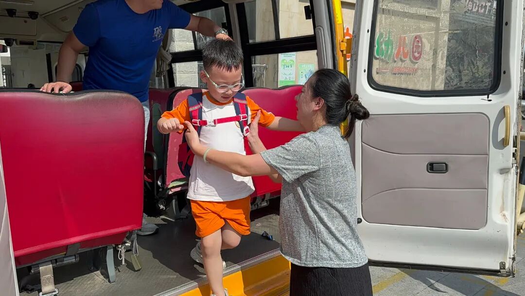 【平安校園】為愛護(hù)航，平安校車伴我行 ——石獅市恩啟頓幼兒園校車應(yīng)急疏散演練