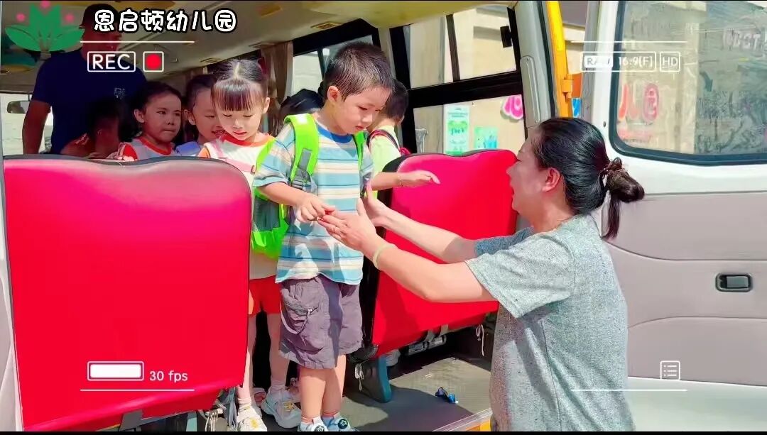 【平安校園】為愛護(hù)航，平安校車伴我行 ——石獅市恩啟頓幼兒園校車應(yīng)急疏散演練