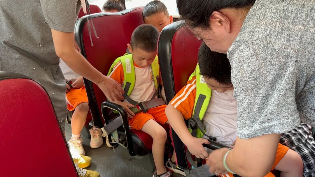 【平安校園】為愛護(hù)航，平安校車伴我行 ——石獅市恩啟頓幼兒園校車應(yīng)急疏散演練