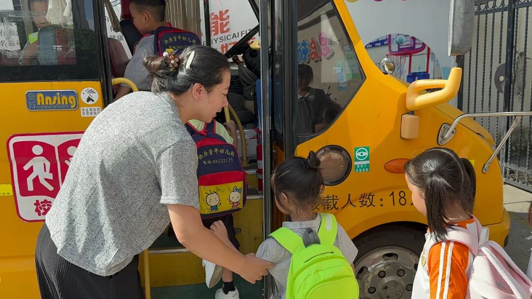 【平安校園】為愛護(hù)航，平安校車伴我行 ——石獅市恩啟頓幼兒園校車應(yīng)急疏散演練