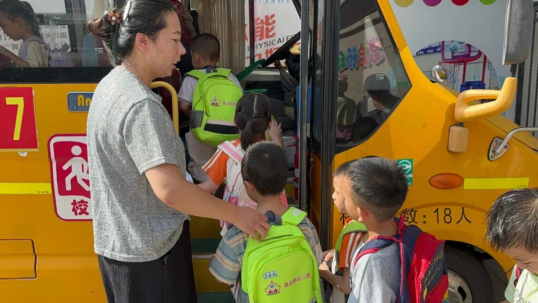 【平安校園】為愛護(hù)航，平安校車伴我行 ——石獅市恩啟頓幼兒園校車應(yīng)急疏散演練