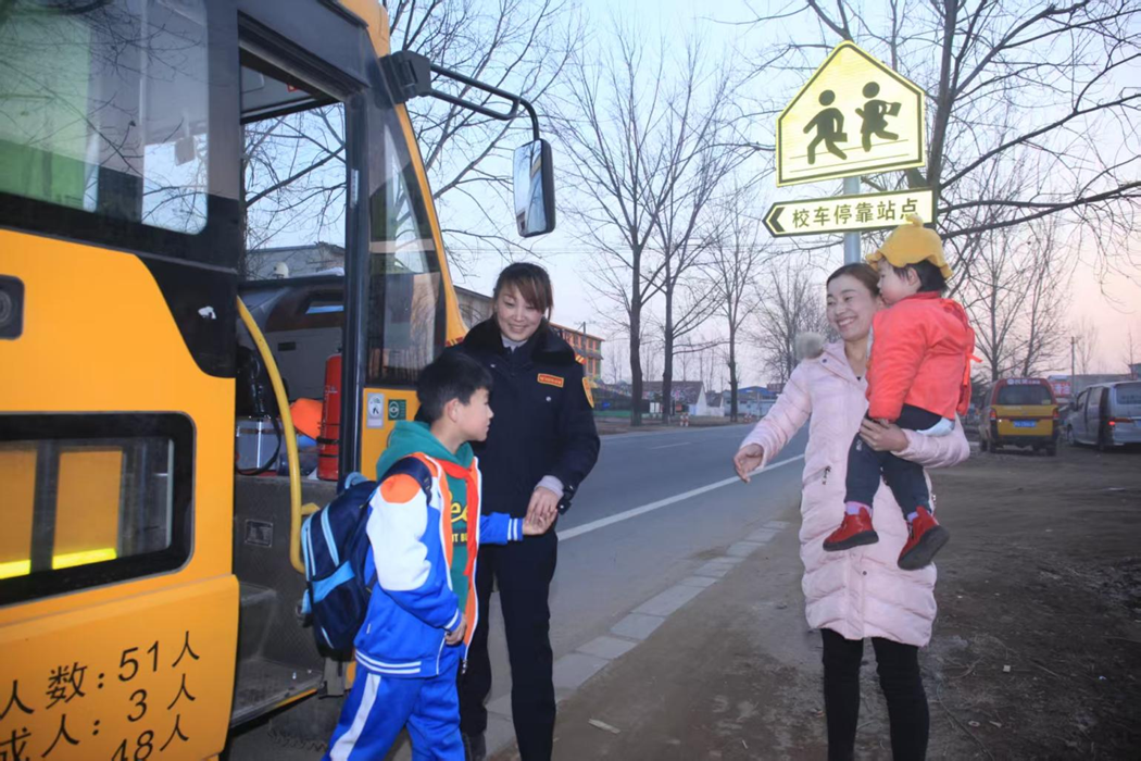 為奔跑護(hù)航，為安全加油！翔飛校車全程守護(hù)臨馬！