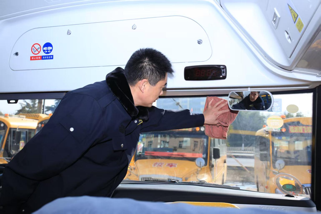 為奔跑護(hù)航，為安全加油！翔飛校車全程守護(hù)臨馬！