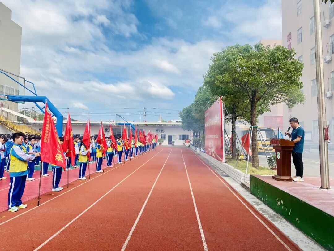 校車緊急疏散演練，為學(xué)子安全 “保駕護(hù)航”