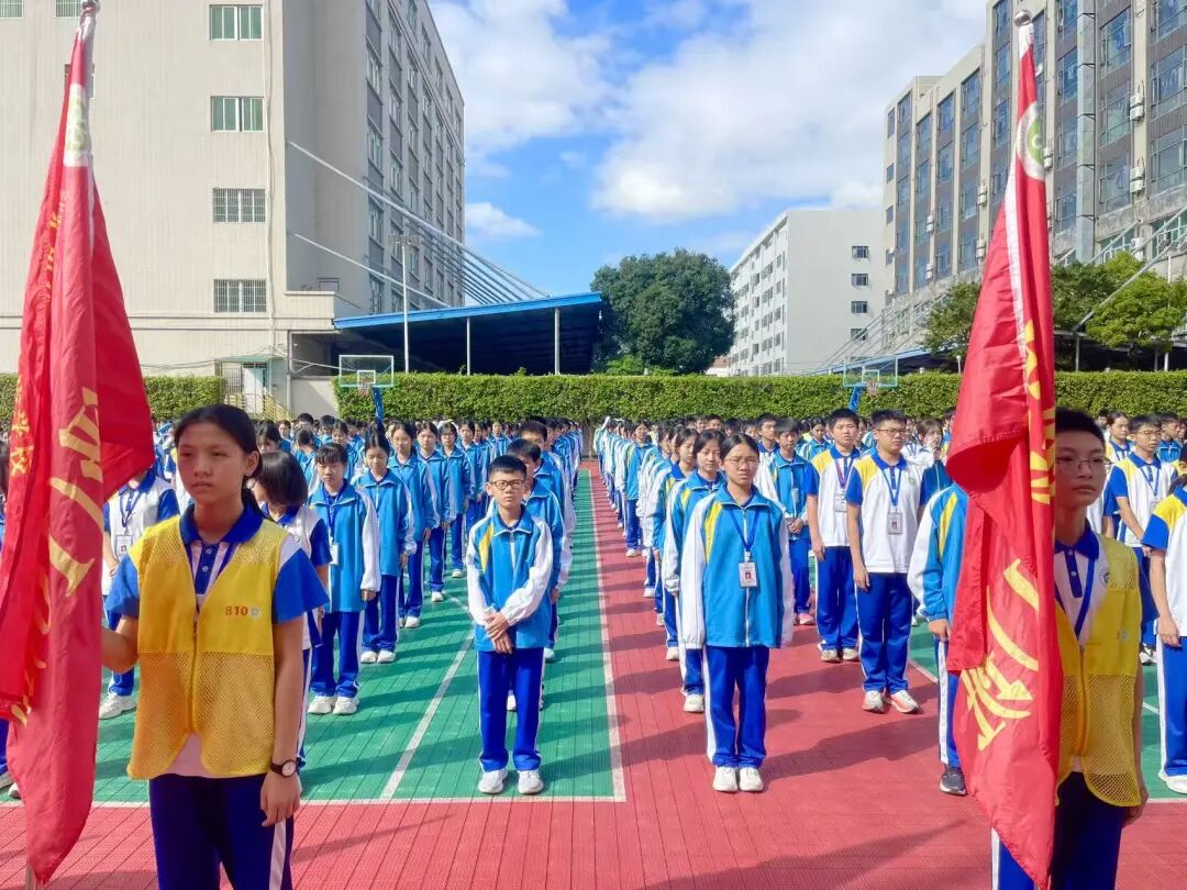 校車緊急疏散演練，為學(xué)子安全 “保駕護(hù)航”