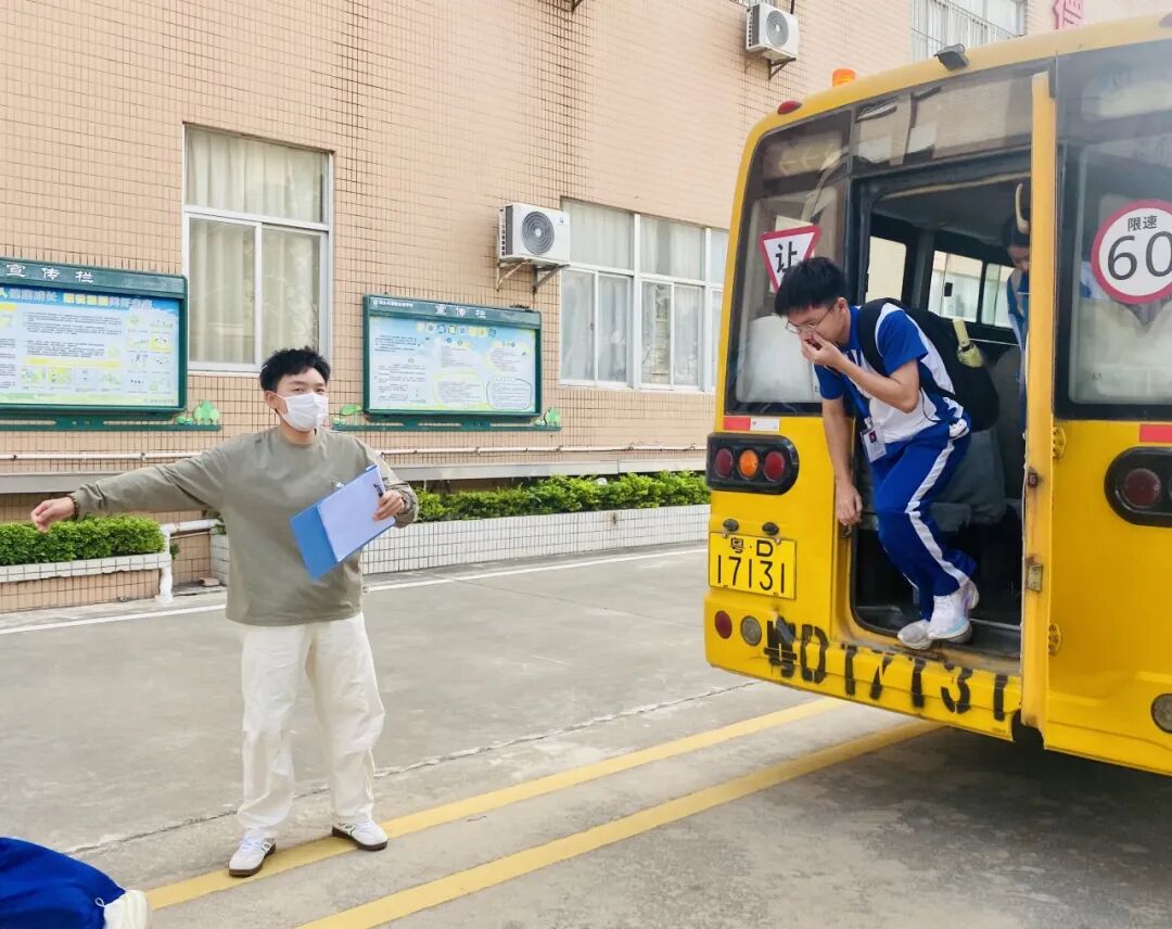 校車緊急疏散演練，為學(xué)子安全 “保駕護(hù)航”