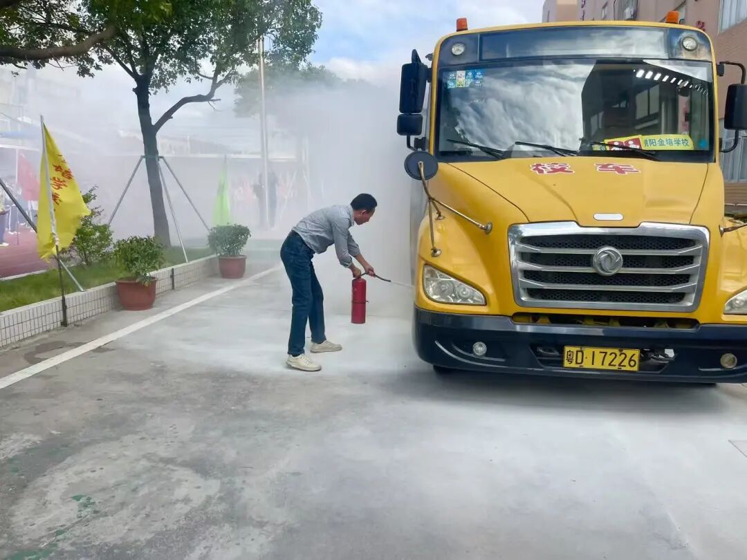 校車緊急疏散演練，為學(xué)子安全 “保駕護(hù)航”