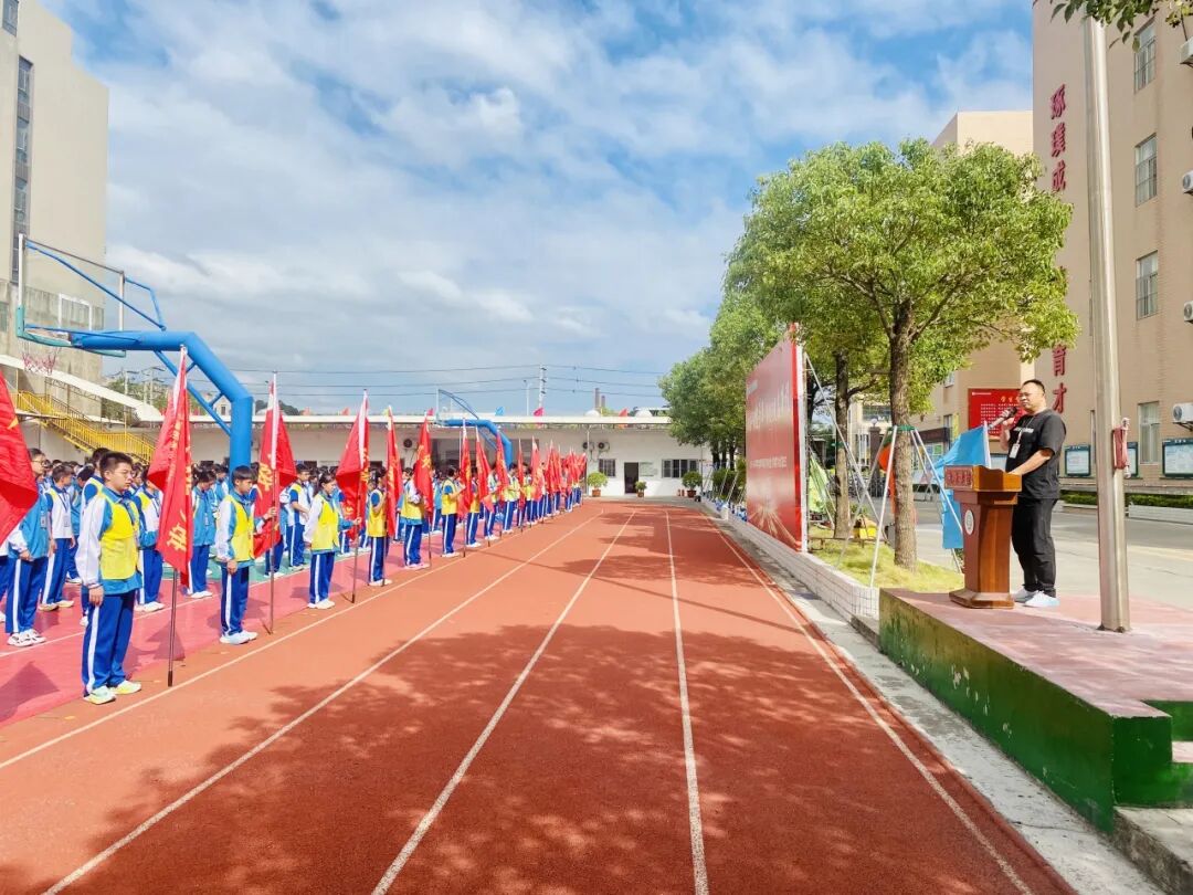 校車緊急疏散演練，為學(xué)子安全 “保駕護(hù)航”