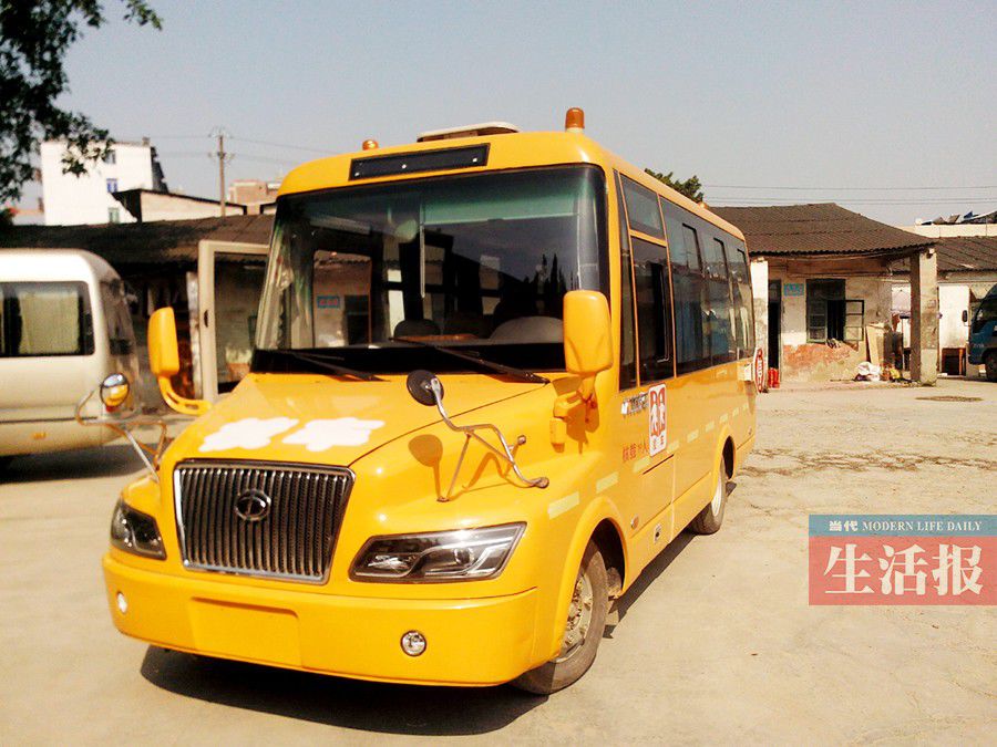 同款校車 一輛載著孩子飛馳一輛車牌1年多沒辦成 同款校車 一輛載著孩子飛馳一輛車牌1年多沒辦成