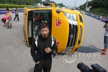 長安校車上演“特技”真人側(cè)翻