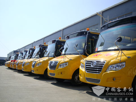 談?wù)?016年安全校車的重要選擇