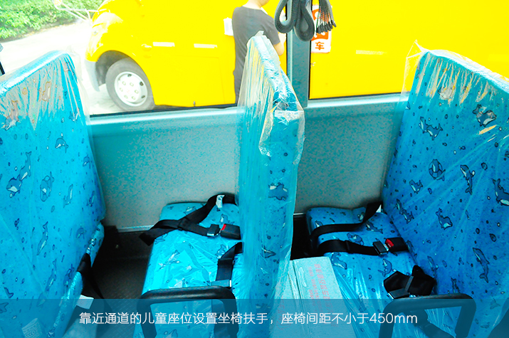彰顯簡(jiǎn)潔大方一汽華策38座幼兒園校車評(píng)測(cè)之內(nèi)飾篇空間9.jpg