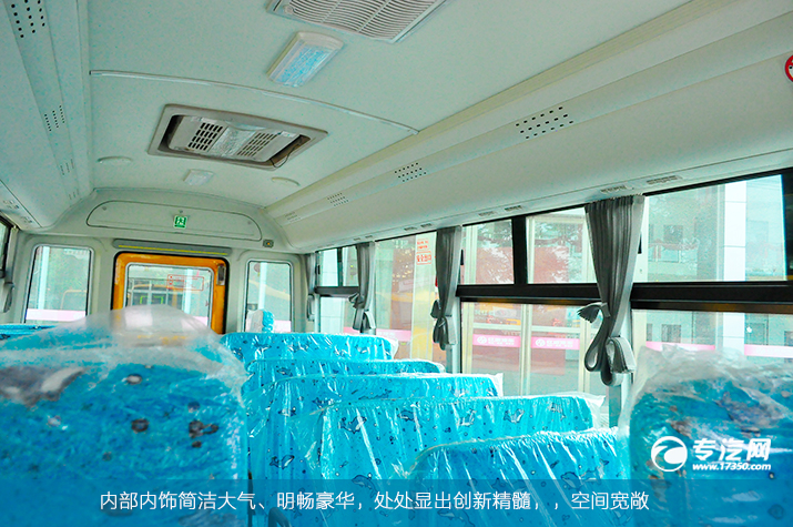 彰顯簡(jiǎn)潔大方一汽華策38座幼兒園校車評(píng)測(cè)之內(nèi)飾篇裝飾4.jpg