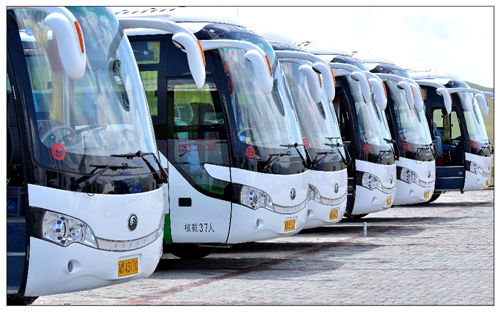 宇通“天鵝號”搭載八方來客倘佯巴音布魯克天鵝湖景區(qū)