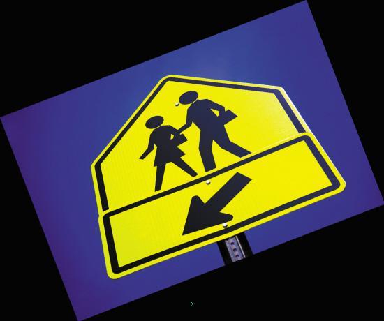 美國校車為何如此安全--九個(gè)逃生出口