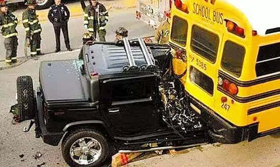 美國(guó)的“特權(quán)車”警察都得給讓路！