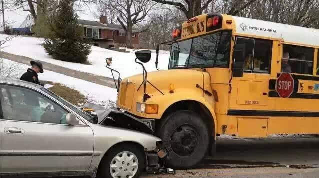 美國(guó)的“特權(quán)車”警察都得給讓路！