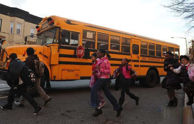 美國(guó)的“特權(quán)車”警察都得給讓路！