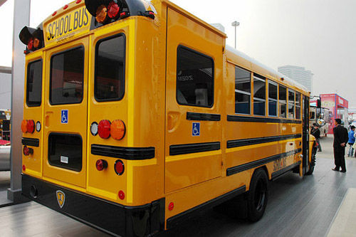 【解讀】移民美國(guó)教育——美國(guó)校車何以安全