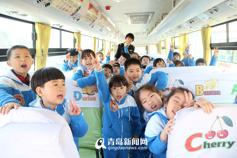 坐著校車唱著歌兒 青島千輛國學兒歌校車上路