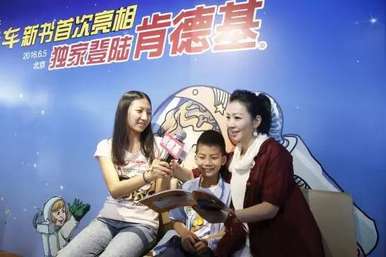 宇通“神奇校車”陪康總助力新書發(fā)布會 宇通“神奇校車”陪康總助力新書發(fā)布會