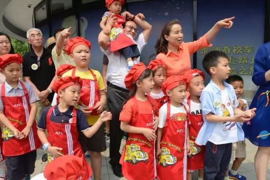 宇通“神奇校車”陪康總助力新書發(fā)布會 宇通“神奇校車”陪康總助力新書發(fā)布會