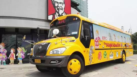 宇通“神奇校車”陪康總助力新書發(fā)布會 宇通“神奇校車”陪康總助力新書發(fā)布會