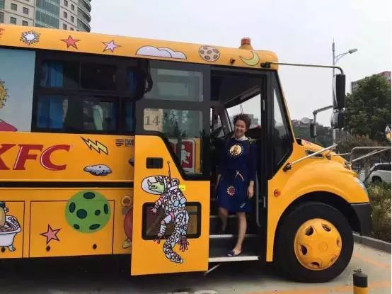 宇通“神奇校車”陪康總助力新書發(fā)布會 宇通“神奇校車”陪康總助力新書發(fā)布會