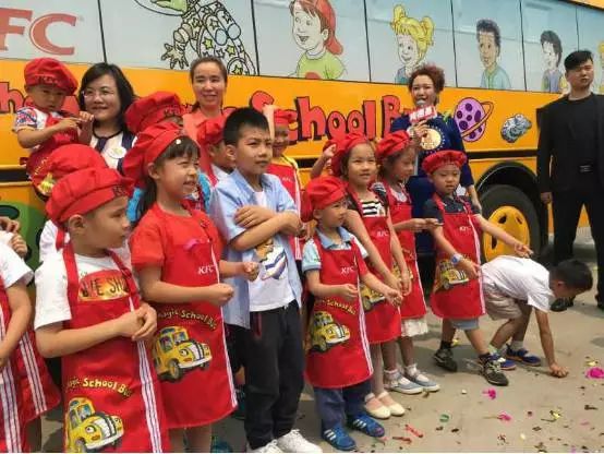 宇通“神奇校車”陪康總助力新書發(fā)布會 宇通“神奇校車”陪康總助力新書發(fā)布會