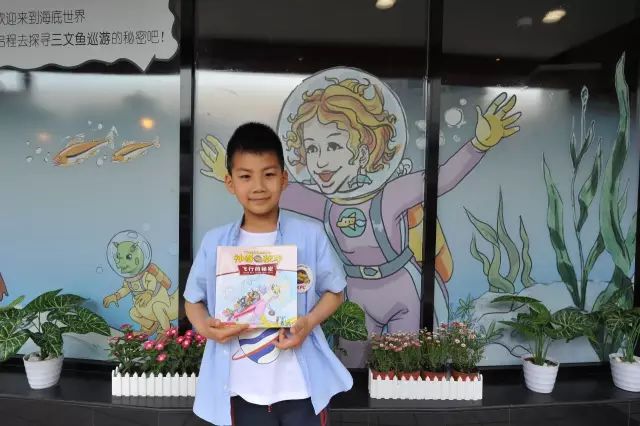 宇通“神奇校車”陪康總助力新書發(fā)布會 宇通“神奇校車”陪康總助力新書發(fā)布會