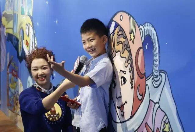 宇通“神奇校車”陪康總助力新書發(fā)布會 宇通“神奇校車”陪康總助力新書發(fā)布會