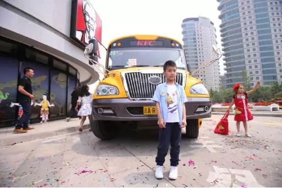 宇通“神奇校車”陪康總助力新書發(fā)布會 宇通“神奇校車”陪康總助力新書發(fā)布會