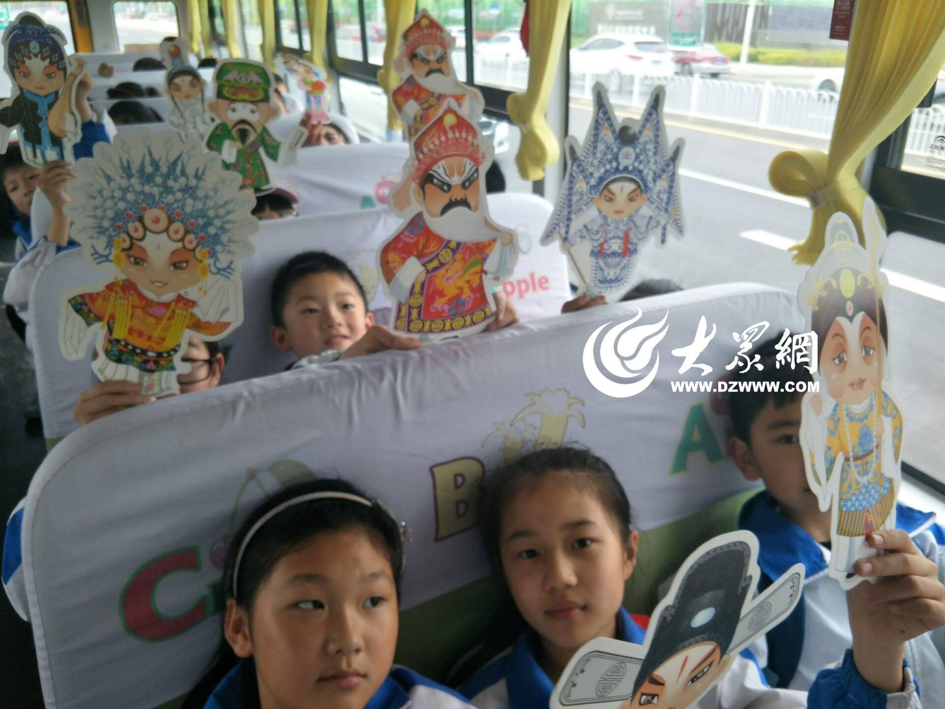 交運西海岸溫馨校車開展“京劇文化進校車”主題教育活動 交運西海岸溫馨校車開展“京劇文化進校車”主題教育活動