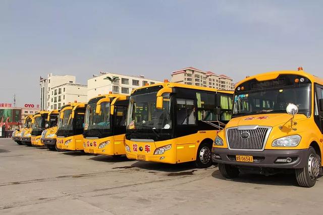 ＠嘉峪關(guān)家長，新學(xué)期，校車開車?yán)玻∥覀冇挚梢宰＼嚾ド舷聦W(xué)嘍！