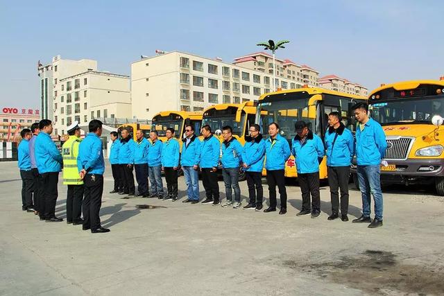 ＠嘉峪關(guān)家長，新學(xué)期，校車開車?yán)玻∥覀冇挚梢宰＼嚾ド舷聦W(xué)嘍！