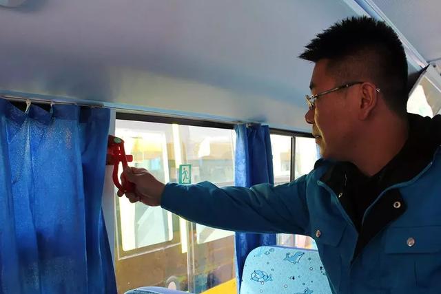 ＠嘉峪關(guān)家長，新學(xué)期，校車開車?yán)?！我們又可以坐著校車去上下學(xué)嘍！