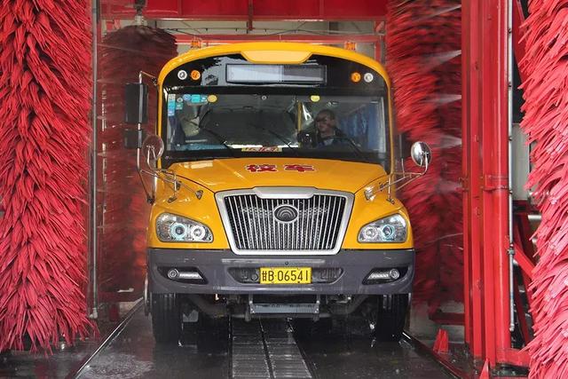 ＠嘉峪關(guān)家長，新學(xué)期，校車開車?yán)?！我們又可以坐著校車去上下學(xué)嘍！