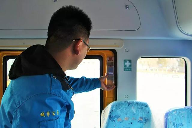 ＠嘉峪關(guān)家長，新學(xué)期，校車開車?yán)?！我們又可以坐著校車去上下學(xué)嘍！