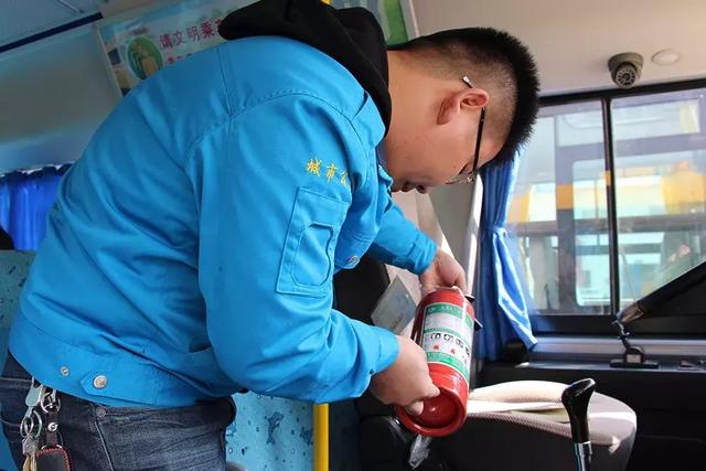 ＠嘉峪關(guān)家長，新學(xué)期，校車開車?yán)?！我們又可以坐著校車去上下學(xué)嘍！