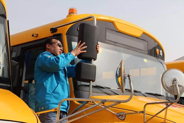 ＠嘉峪關(guān)家長，新學(xué)期，校車開車?yán)?！我們又可以坐著校車去上下學(xué)嘍！