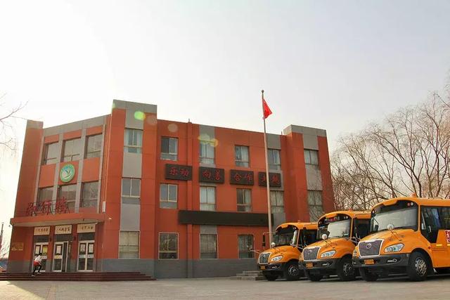 ＠嘉峪關(guān)家長，新學(xué)期，校車開車?yán)?！我們又可以坐著校車去上下學(xué)嘍！