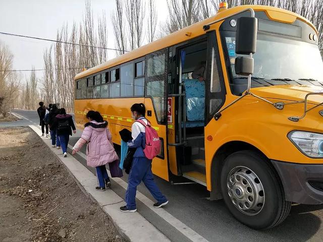 ＠嘉峪關(guān)家長，新學(xué)期，校車開車?yán)玻∥覀冇挚梢宰＼嚾ド舷聦W(xué)嘍！