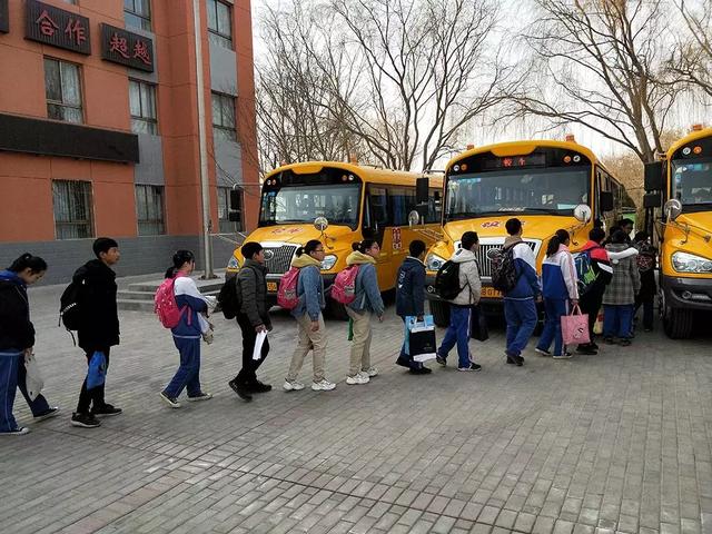 ＠嘉峪關(guān)家長，新學(xué)期，校車開車?yán)?！我們又可以坐著校車去上下學(xué)嘍！