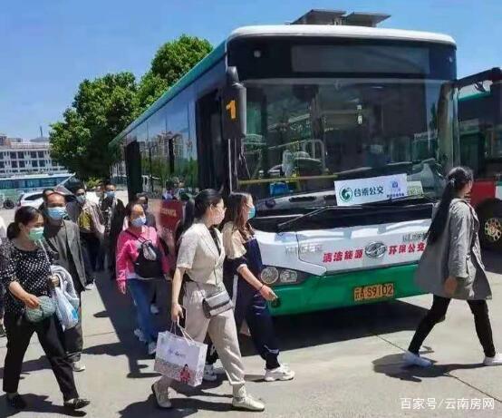 昆明合乘公交運行一個多月，不少線路變身“校車專線”