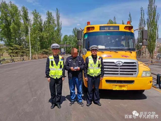 校車(chē)不按規(guī)定線(xiàn)路行駛被原平交警依法查處/ 校車(chē)不按規(guī)定線(xiàn)路行駛被原平交警依法查處