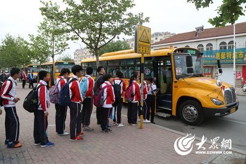 城陽7000名學(xué)生上下學(xué)方便多了 66輛校車上崗 城陽7000名學(xué)生上下學(xué)方便多了 66輛校車上崗