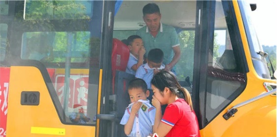 貴州鎮(zhèn)遠(yuǎn):多部門聯(lián)合開展校車交通事故應(yīng)急救援演練/ 貴州鎮(zhèn)遠(yuǎn):多部門聯(lián)合開展校車交通事故應(yīng)急救援演練